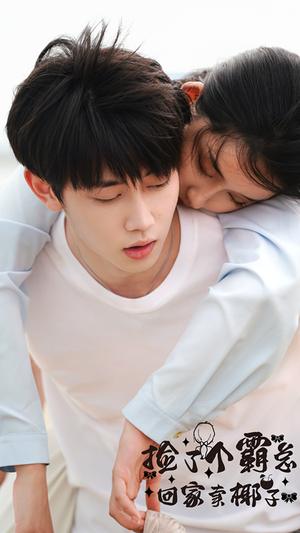 捡了个霸总回家卖椰子（70集）甜宠短剧推荐