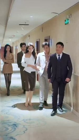 高冷校花救济我，我靠贴贴成神豪（80集）悬疑短剧推荐